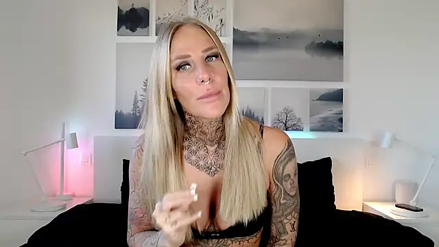 Lara-CumKitten online show from January 9, 2025, 3:01 pm