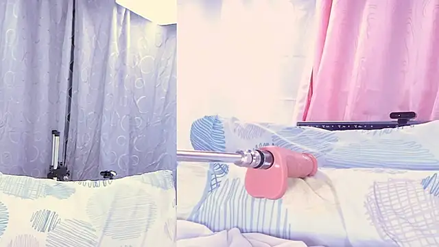 Aleska James online show from December 19, 2025, 1:13 pm