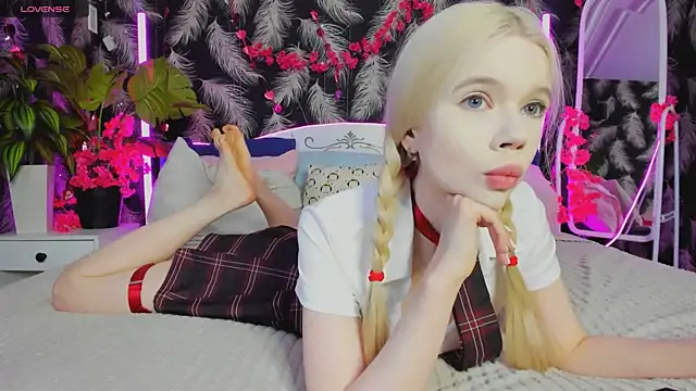 Lollita Lewis online show from December 15, 2025, 8:36 pm