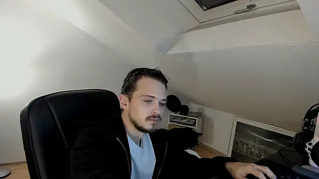 naked psy online show from October 22, 2025, 11:14 pm