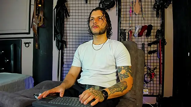 Snapshot of Twisted_Fantasy chatting on March 19, 2025, 12:26 am Twisted Fantasy online show from March 19, 2025, 12:26 am