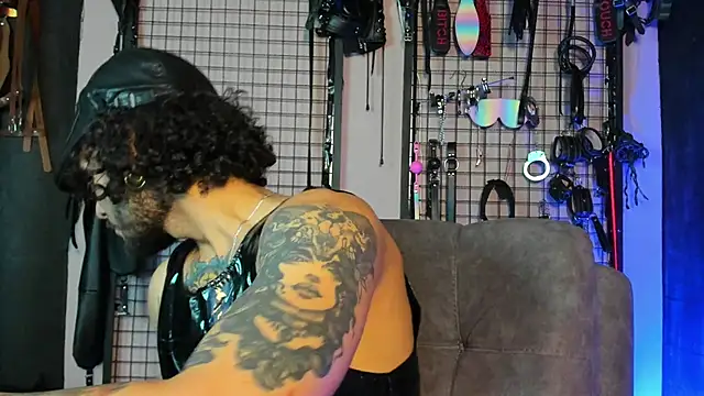 Snapshot of Twisted_Fantasy chatting on February 7, 2025, 6:45 pm Twisted Fantasy online show from February 7, 2025, 6:45 pm