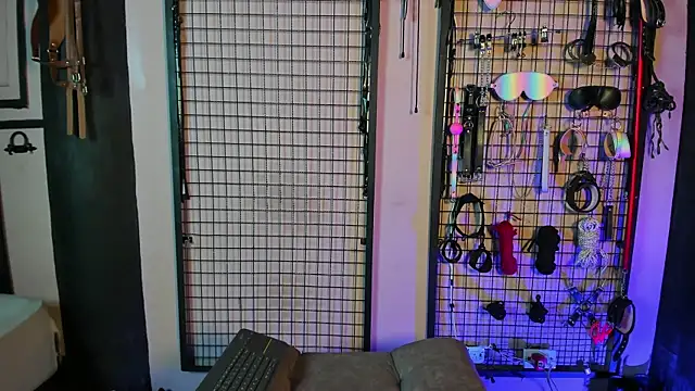 Snapshot of Twisted_Fantasy chatting on February 13, 2025, 3:45 pm Twisted Fantasy online show from February 13, 2025, 3:45 pm