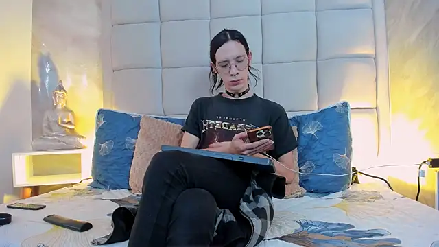 Hecatee 77 online show from October 5, 2025, 7:48 pm