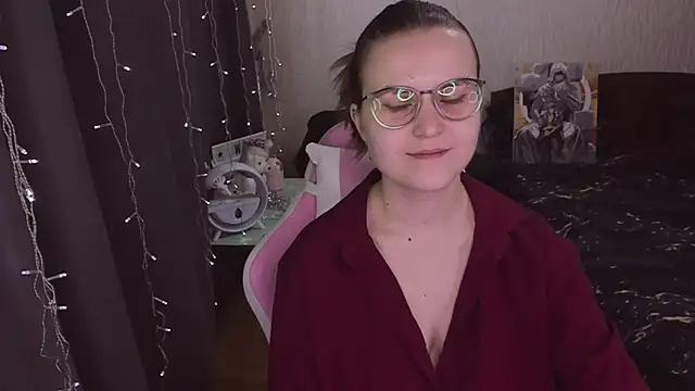 Snapshot of MissBrightShine chatting on October 18, 2025, 9:33 am MissBrightShine online show from October 18, 2025, 9:33 am