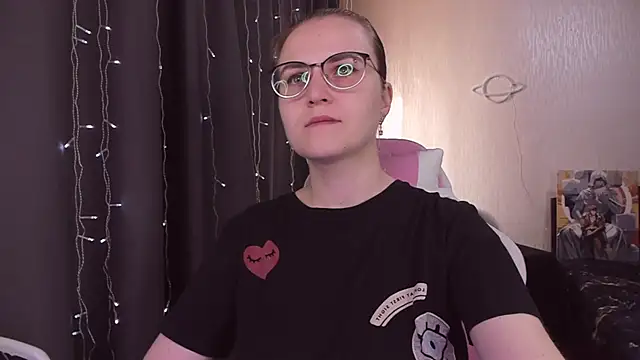 Snapshot of MissBrightShine chatting on October 9, 2025, 6:47 am MissBrightShine online show from October 9, 2025, 6:47 am