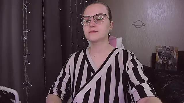 MissBrightShine online show from December 3, 2025, 11:31 am