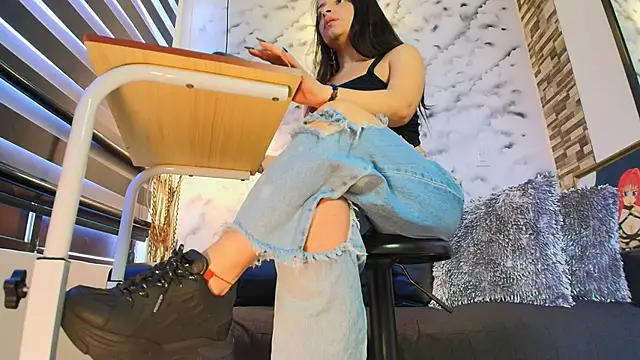 Sophie LittleS online show from January 13, 2026, 2:32 pm