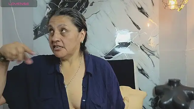 Snapshot of merlyna_goldens chatting on October 16, 2025, 12:08 am merlyna goldens online show from October 16, 2025, 12:08 am