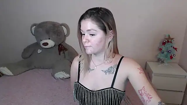 miaacatt online show from December 6, 2024, 10:10 am