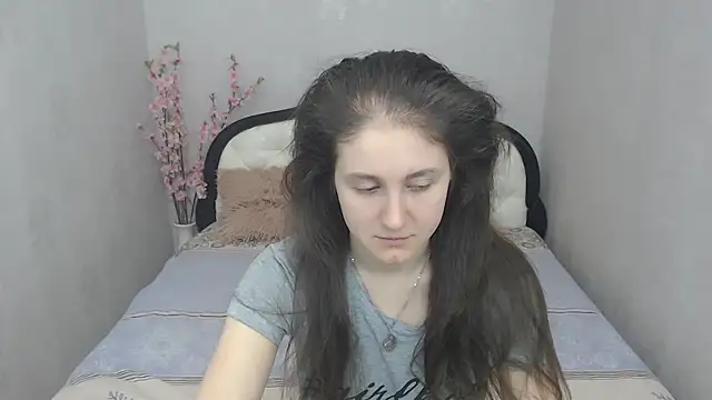 Holliy Cooper online show from March 6, 2025, 9:47 am