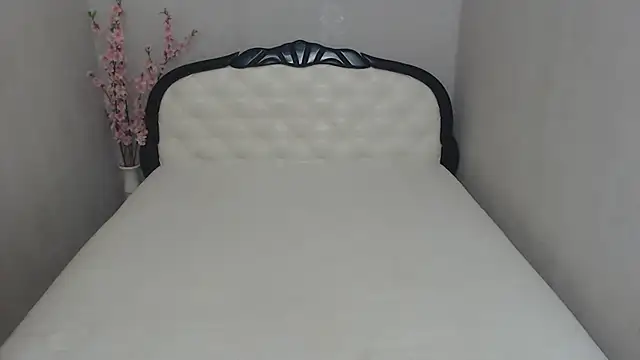 Holliy Cooper online show from March 20, 2025, 6:52 am