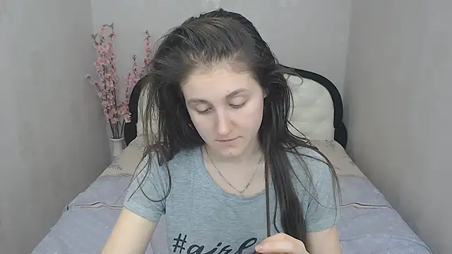 Holliy Cooper online show from March 6, 2025, 12:52 pm