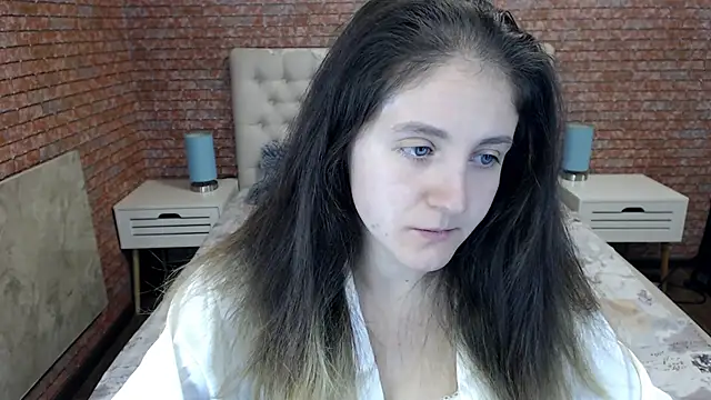 Holliy Cooper online show from October 7, 2025, 8:04 am