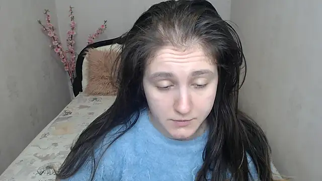 Holliy Cooper online show from April 13, 2026, 6:39 am