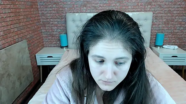 Holliy Cooper online show from November 22, 2025, 8:46 am