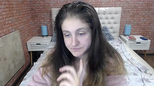 Holliy Cooper online show from September 18, 2025, 7:44 am