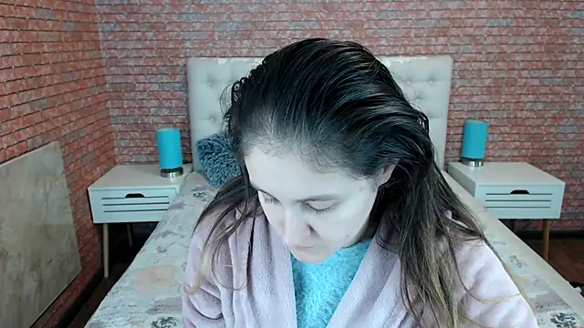 Holliy Cooper online show from November 7, 2025, 7:57 am