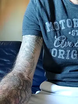 Snapshot of PIercingBoy38 chatting on September 24, 2025, 1:39 pm PIercingBoy38 online show from September 24, 2025, 1:39 pm