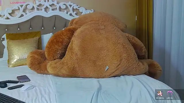 GoldenCaroline online show from November 27, 2025, 12:27 pm