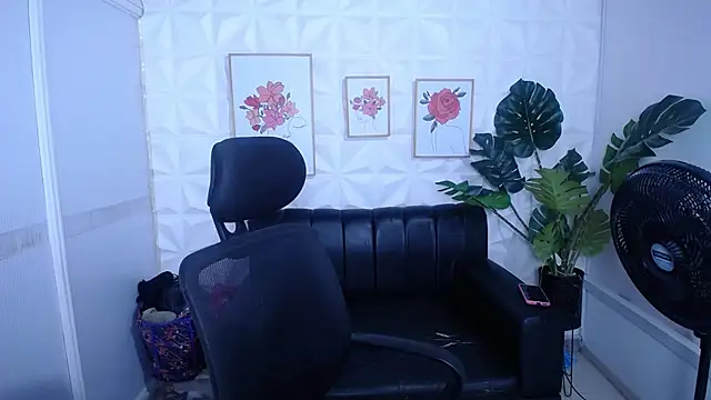 Valentinaa mature online show from September 18, 2025, 10:24 pm