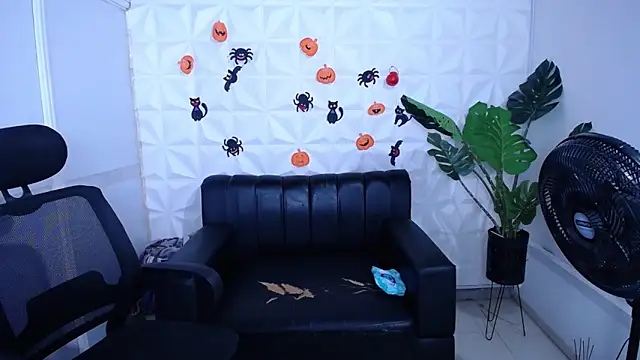 Valentinaa mature online show from October 17, 2025, 10:33 pm