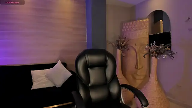 Snapshot of LizzHamilton__ chatting on December 15, 2025, 9:42 pm LizzHamilton online show from December 15, 2025, 9:42 pm