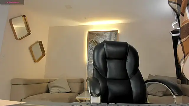 LizzHamilton   online show from February 9, 2025, 11:04 pm