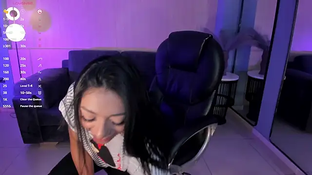 LizzHamilton   online show from March 7, 2025, 9:06 pm