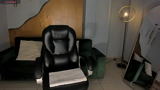 Snapshot of LizzHamilton__ chatting on February 4, 2026, 9:10 pm LizzHamilton online show from February 4, 2026, 9:10 pm