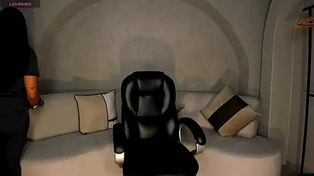 Snapshot of LizzHamilton__ chatting on October 2, 2025, 8:34 pm LizzHamilton   online show from October 2, 2025, 8:34 pm