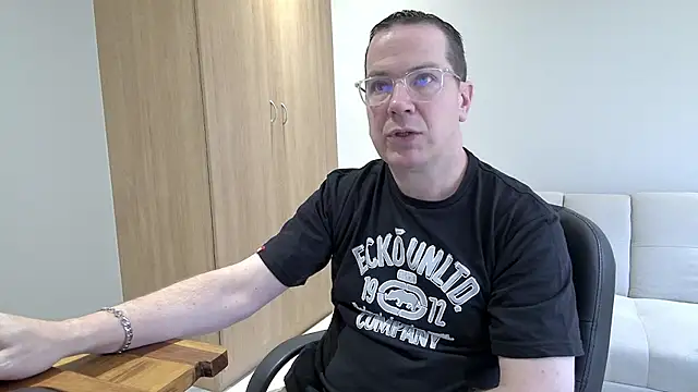 BrettJ81 online show from October 25, 2025, 10:47 am