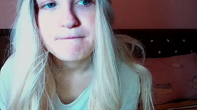 Sara4uu online show from October 3, 2025, 10:33 pm