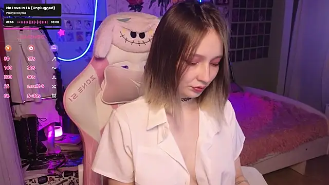 Snapshot of Evie_Ro chatting on October 17, 2025, 12:36 am Evie Ro online show from October 17, 2025, 12:36 am