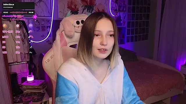 Snapshot of Evie_Ro chatting on September 24, 2025, 10:48 pm Evie Ro online show from September 24, 2025, 10:48 pm