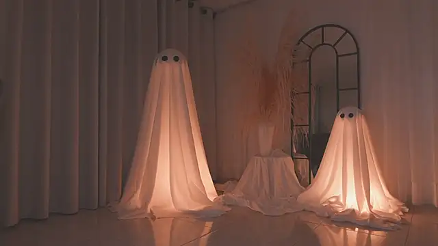 Snapshot of AmyArmstrong chatting on October 13, 2025, 1:29 am AmyArmstrong online show from October 13, 2025, 1:29 am