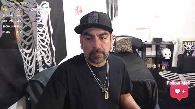 soyelcarlitos  online show from April 14, 2026, 5:23 am