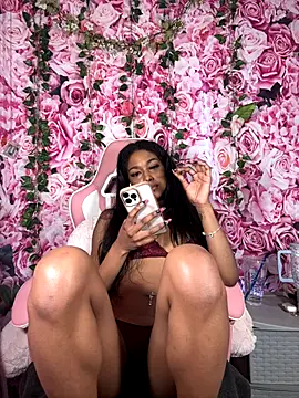 Snapshot of mismialove chatting on October 19, 2025, 8:33 pm mismialove online show from October 19, 2025, 8:33 pm